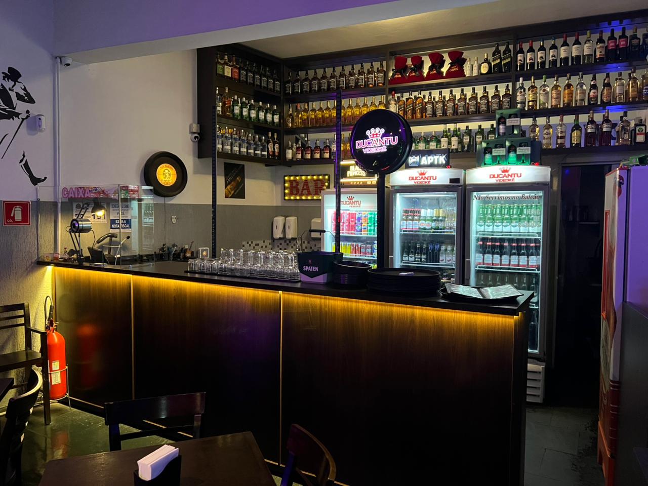 Balcão do bar com prateleiras de bebidas