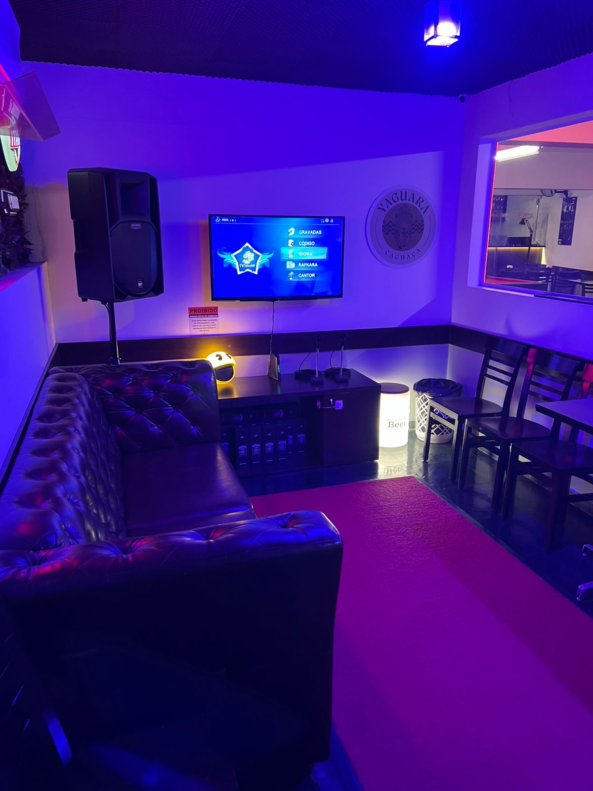 Sala exclusiva com sofá de couro