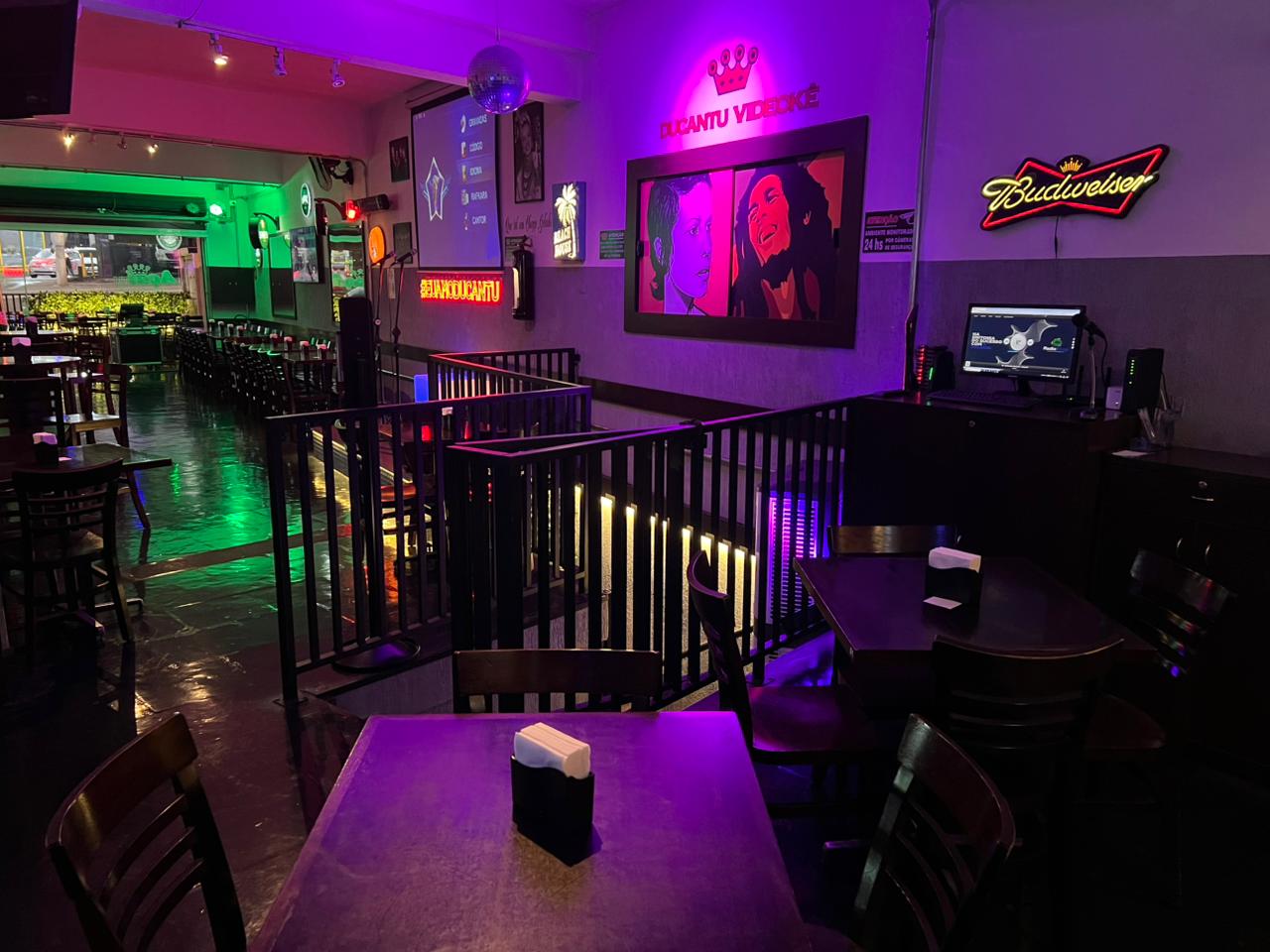 Salão com a coroa do Ducantu em neon na parede