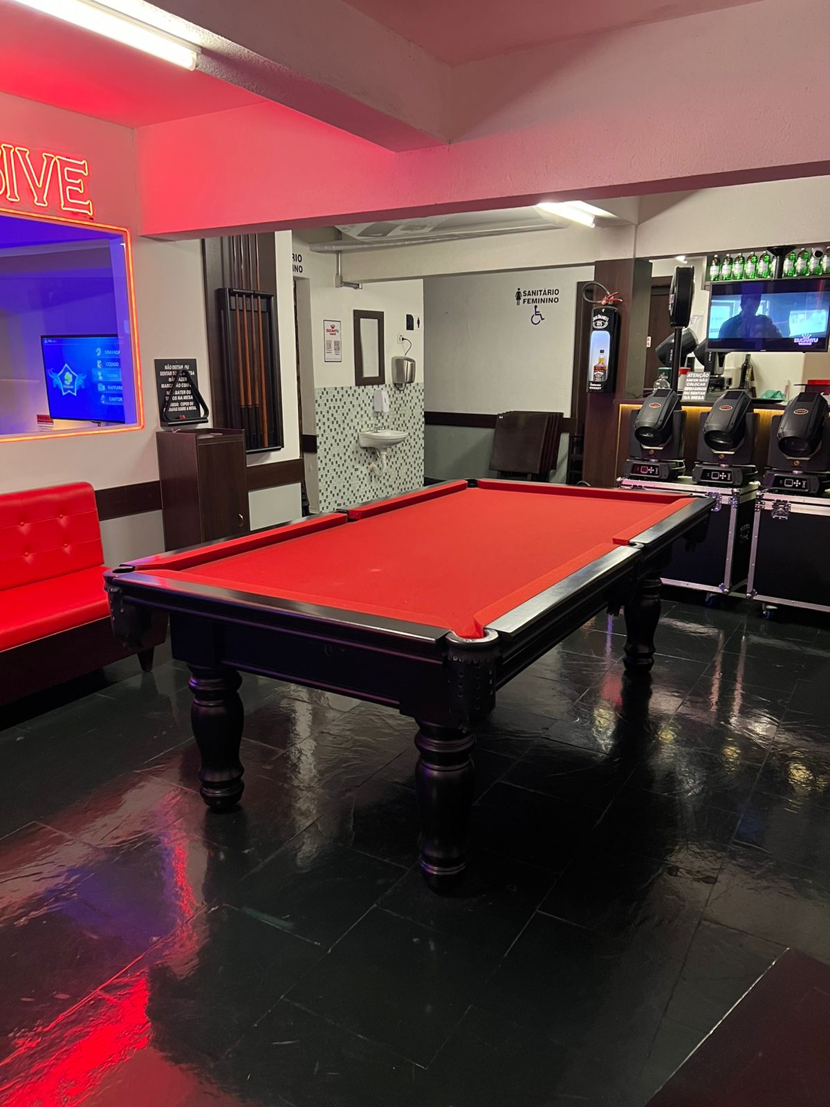 Mesa de sinuca com pano vermelho